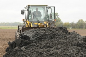 sewage_481_320 Tractor moving biosolids